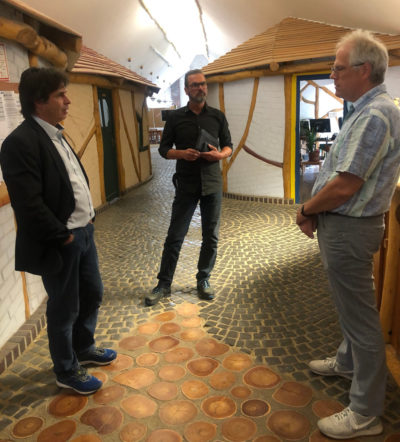 Die SIK-Holz-Geschäftsführer Klaus-Peter Gust und Marc Oelker mit Heiner Klemp (von links).