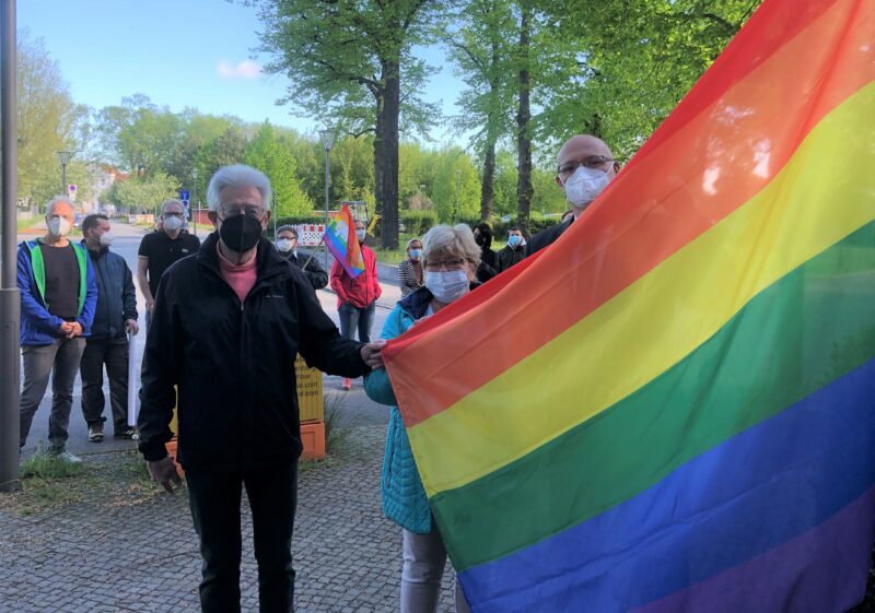 Wolfgang Krüger, Birgit Lipsky und Ludger Weskamp haben die Regenbogenflagge gehisst.