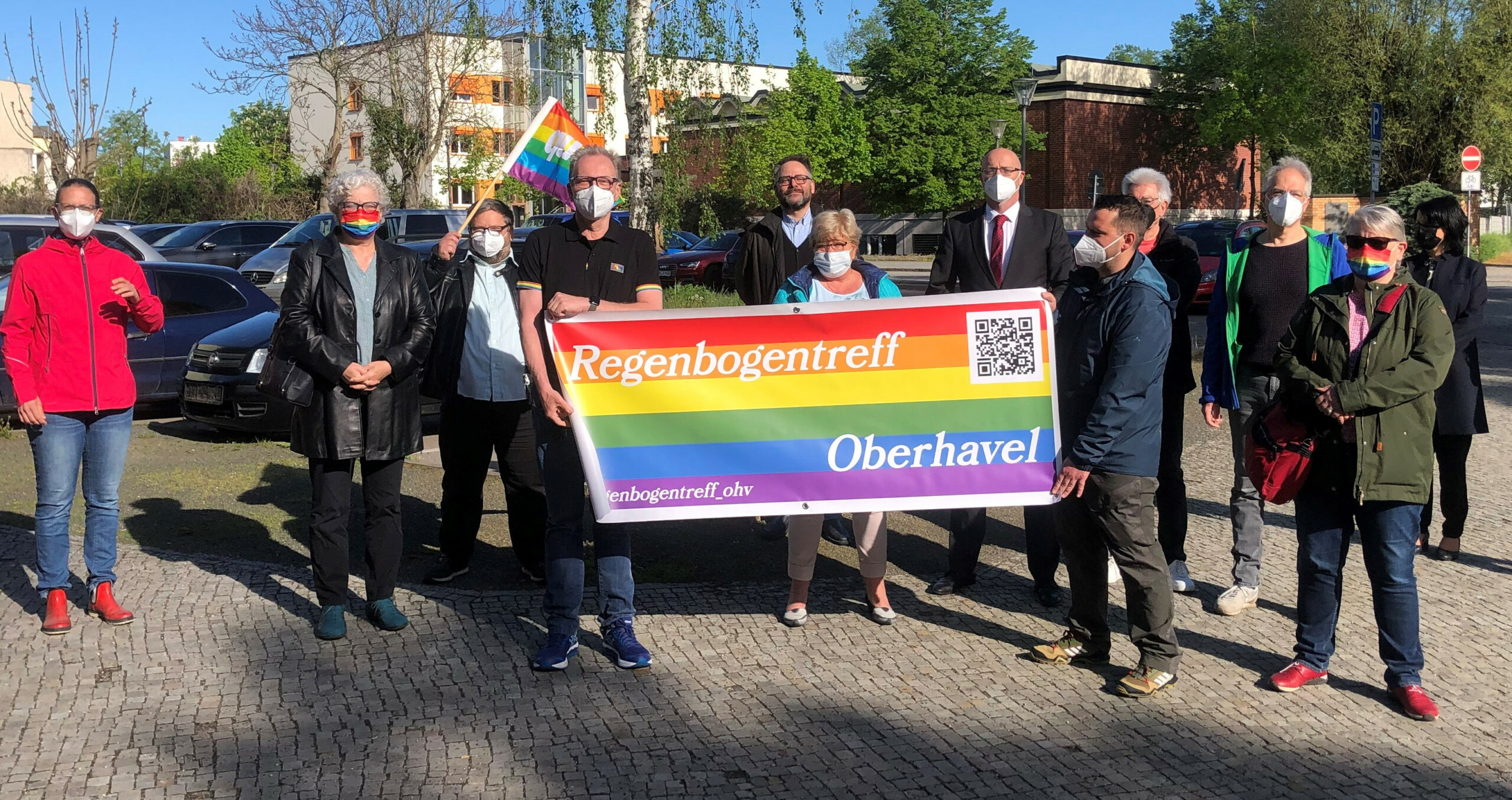 Gemeinsam mit Aktivist:innen vom Regenbogentreff Oberhavel haben wir heute an der Kreisverwaltung ein Zeichen für Vielfalt und Akzeptanz gesetzt.