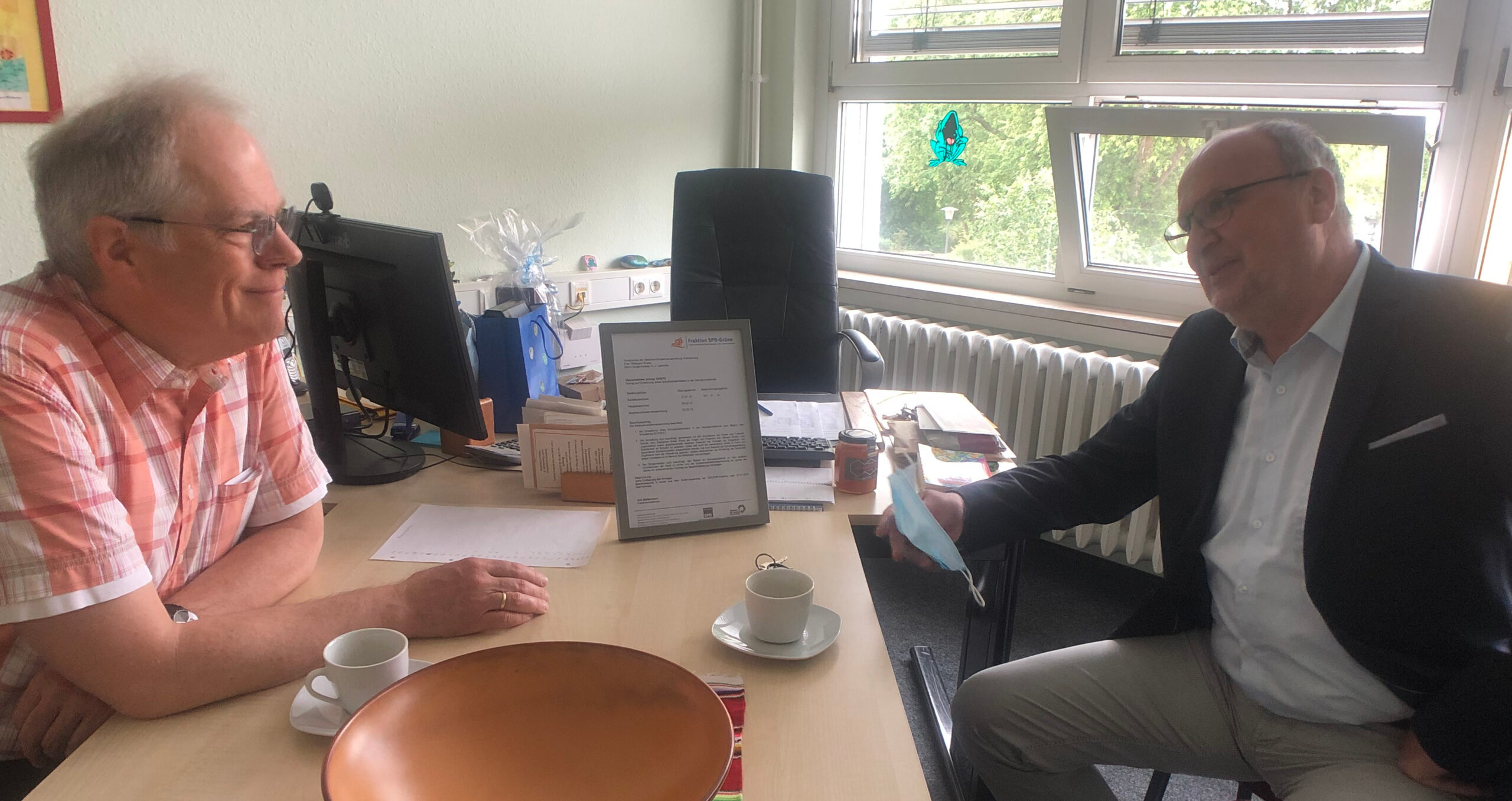Abschiedsbesuch bei Andreas Deutschländer, Schulleiter der Havellschule in Oranienburg. Im Hintergrund unser Antrag für den ersten Schulsozialarbeiter in der Stadt aus dem Jahr 2010.