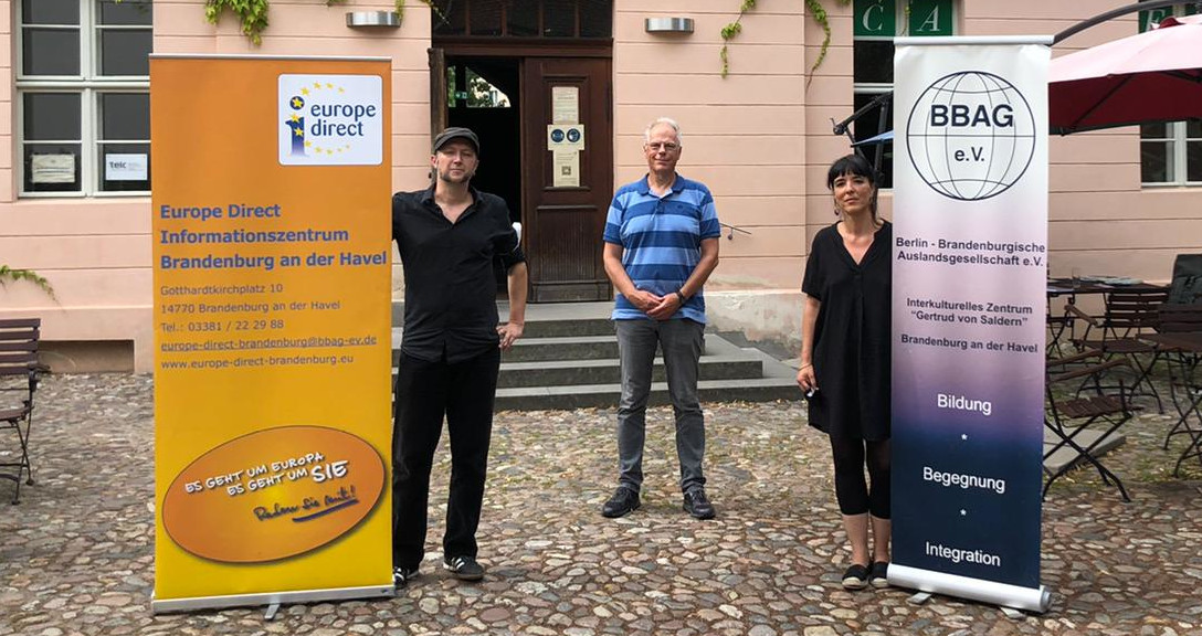 Arndt Sändig, Heiner Klemp und Birgit Gericke am Interkulturellen Zentrum "Gertrud von Saldern" in Brandenburg an der Havel.