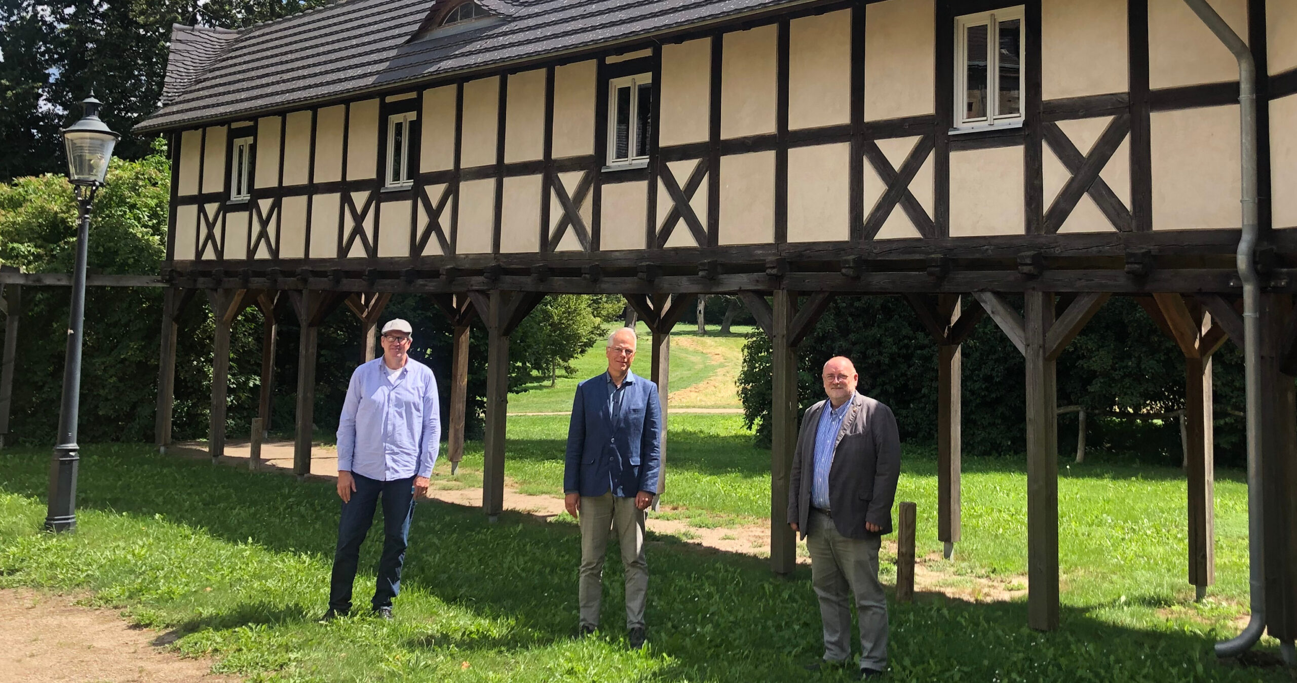 Am alten Schloss: Baruths Koordinator für kommunale Enwicklungspolitik, Karsten Wittke, Heiner Klemp und Bürgermeister Peter Ilk (von links).
