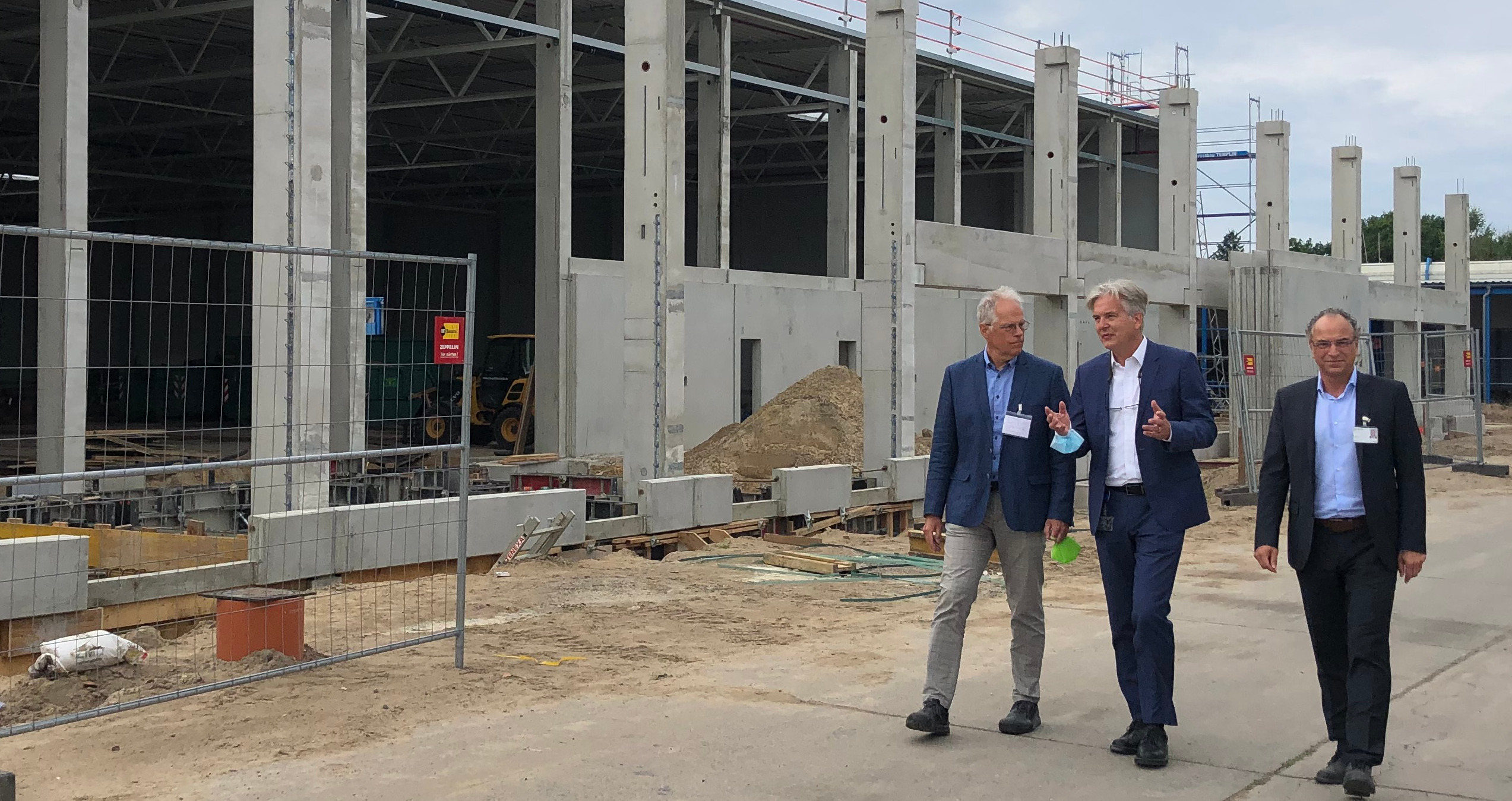 Auf Wachstumskurs: Aktuell entsteht in Zehdenick eine neue große Produktionshalle. Die beiden Geschäftsführer Andreas Kaltenbach (rechts) und Boris Biere führten über das Gelände und durch die Produktion.
