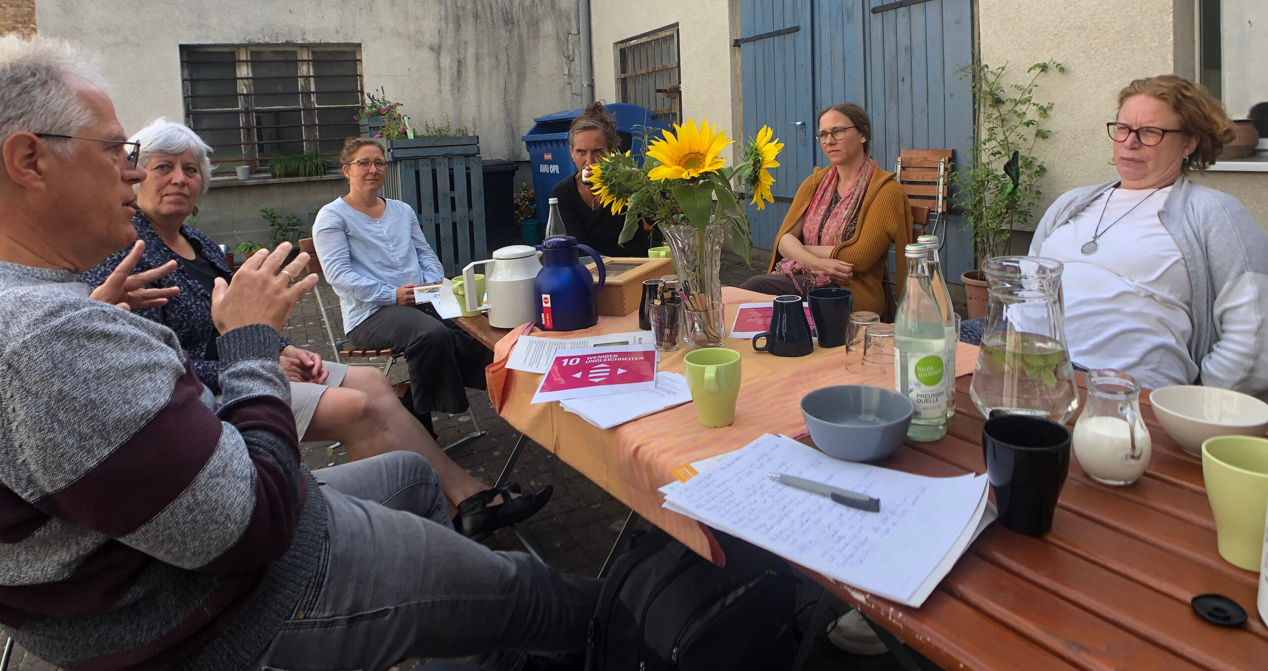 Austausch im Haus der Vielfalt: Heiner Klemp, Marion Duppel, Nadine Gers, Thalia Freesemann, Maja Rose und Carola Wöhlke (von links).