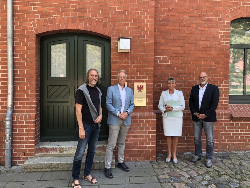 Der bündnisgrüne Neuruppiner und Kreistagsabgeordnete Wolfgang Freese (links) begleitete Heiner Klemp beim Besuch in der Staatsanwaltschaft.