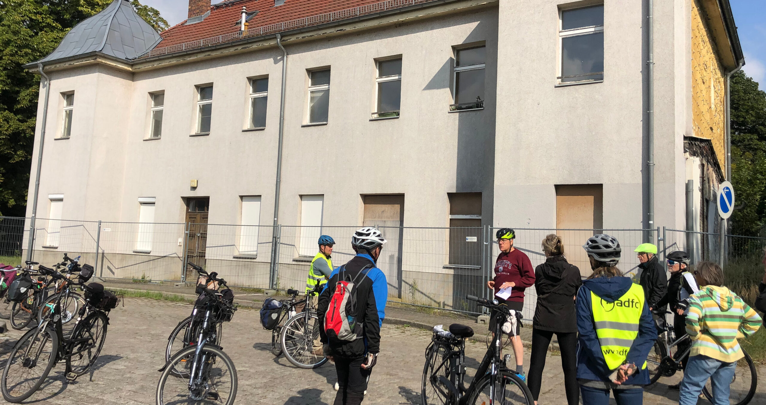 Bei der Radtour mit dem ADFC im September dieses Jahres hat Heiner Klemp (3. v. l.) die Teilnehmenden vor Ort über die Pläne für Liebenwaldes altes Bahnhofsgebäude informiert.