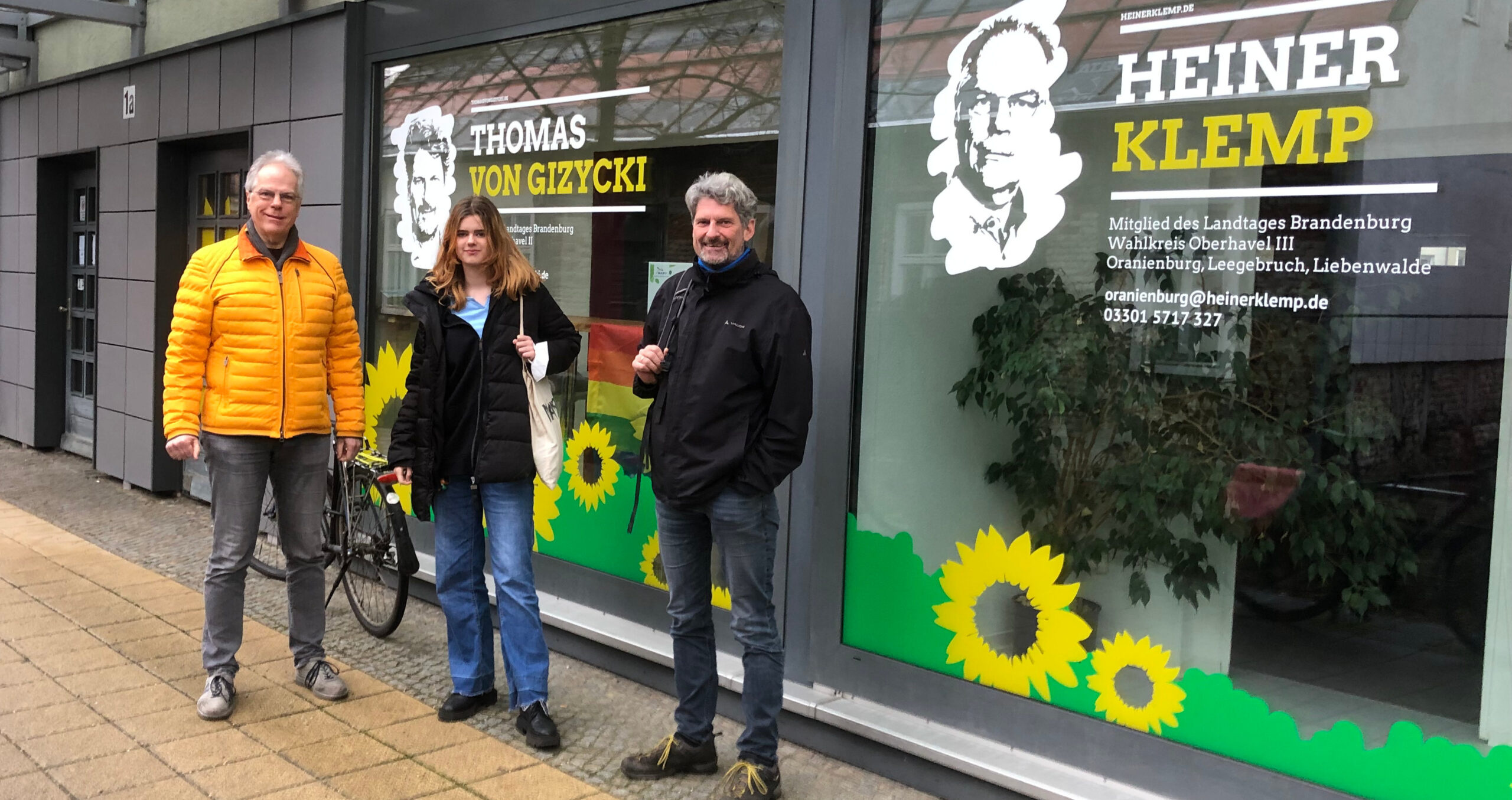 Schülerpraktikantin Charlotte Buttig mit Heiner Klemp und Thomas von Gizycki vor dem Oranienburger Wahlkreisbüro.