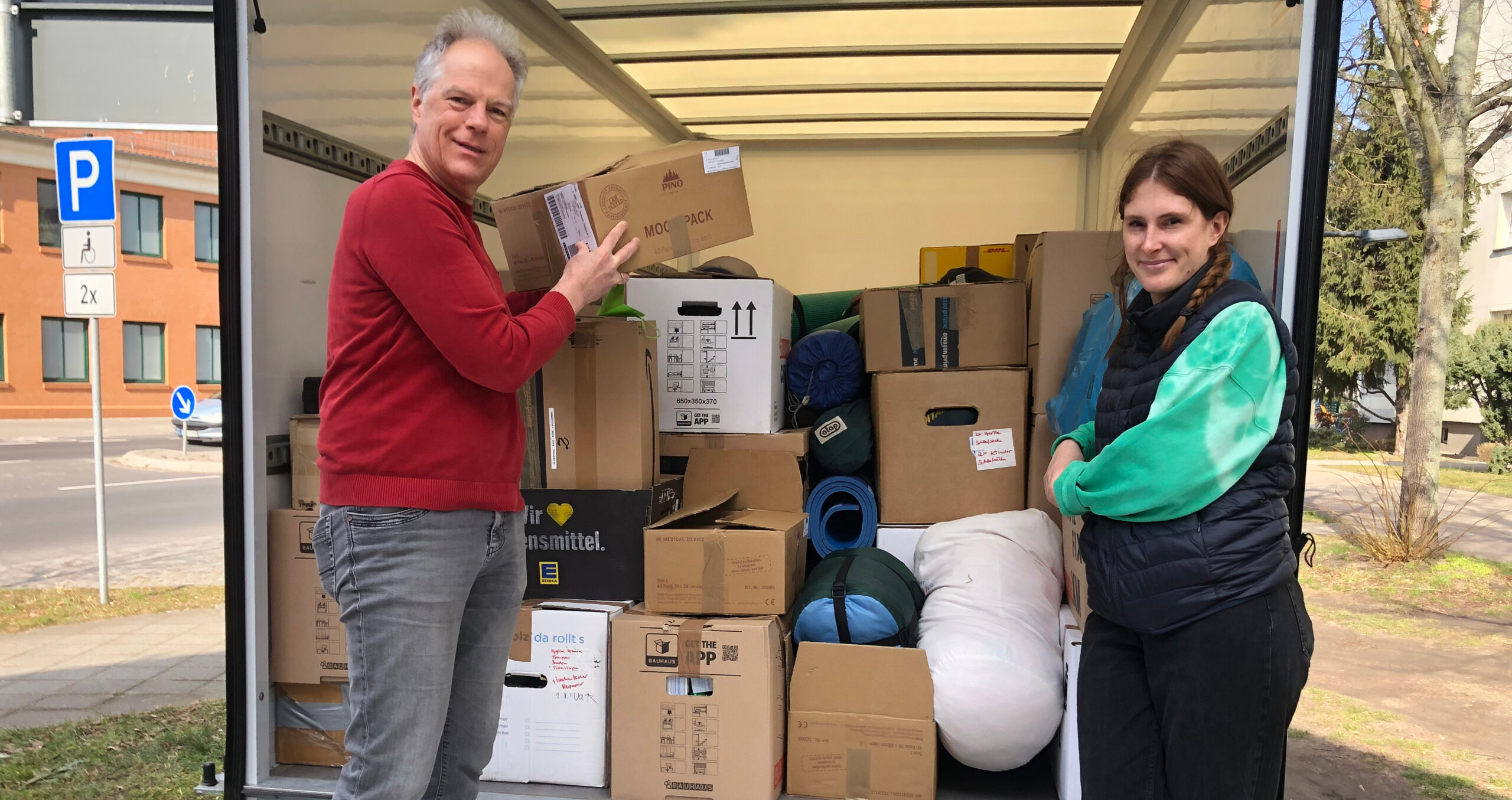 Heiner Klemp und Sorsha Thomas von der Initiative Humanitäre Ukraine-Hilfe mit den verladenen Hilfsgütern, die im Wahlkreisbüro gesammelt wurden.