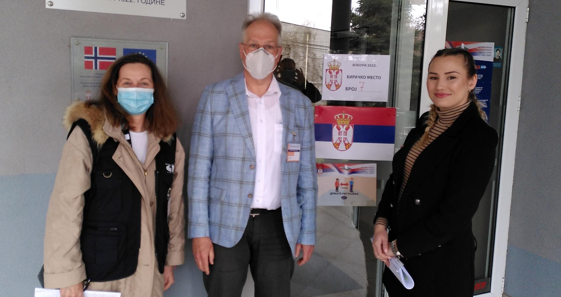 Vor einem Wahllokal in Belgrad: Martine Roudolff aus dem Sekretariat des Europarats, Heiner Klemp, und Dolmetscherin Tatjana Terzic (von links).