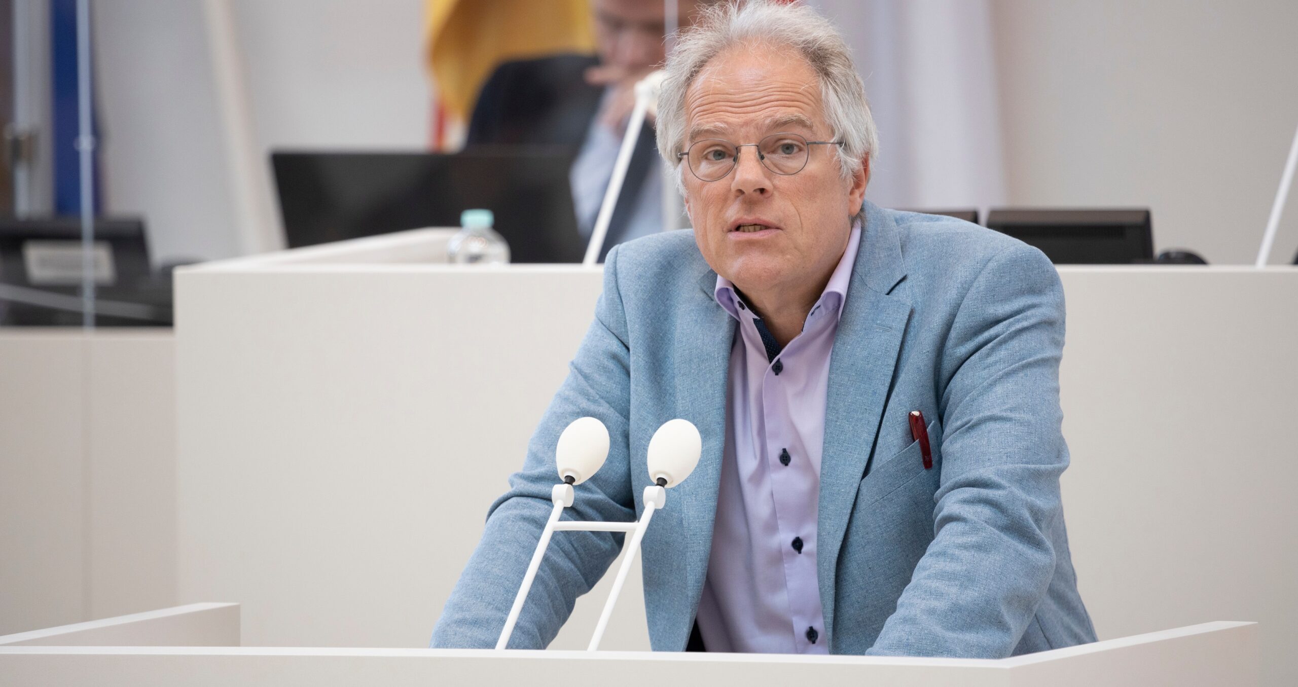 Heiner Klemp am Redepult im Plenarsaal des Landtags Brandenburg. Foto: Peter-Paul Weiler