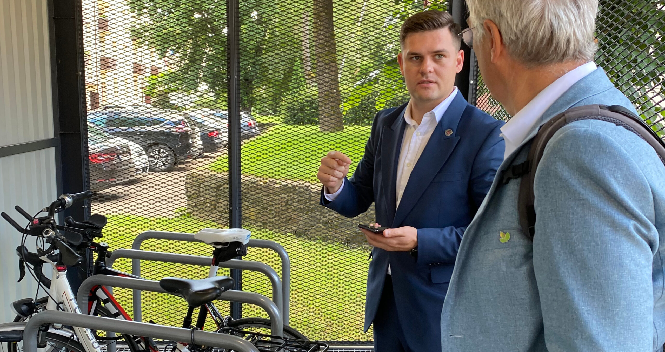 Bürgermeister Dovydas Kaminskas erklärt, wie sich die in der Stadt verteilten Fahrradboxen per Smartphone öffnen lassen.