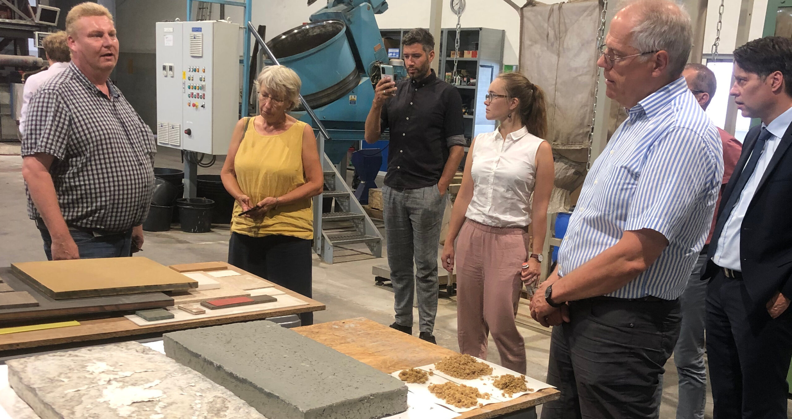 Steffen Deszpot (links) zeigt die "Spielwiese" auf dem Gelände der Leipa Papierfabrik: das Reallabor Biokreislaufökonomie.