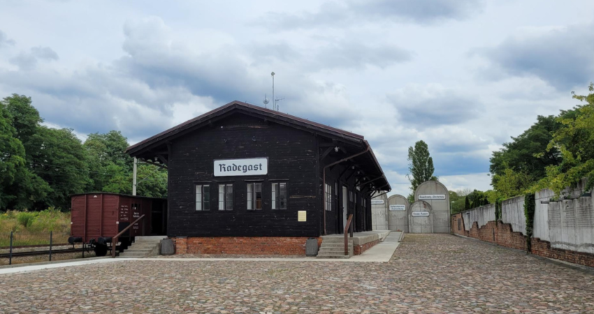 Holocaust-Gedenkstätte am ehemaligen Bahnhof Radegast