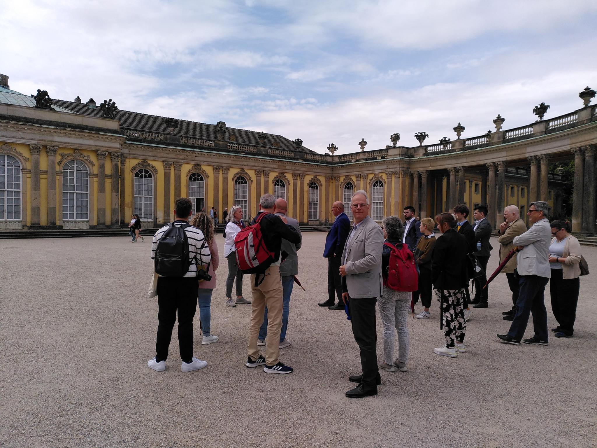 Die Gruppe der Delegierten bei der Besichtigung des Schlosses Sanssouci am Rande des Symposiums.