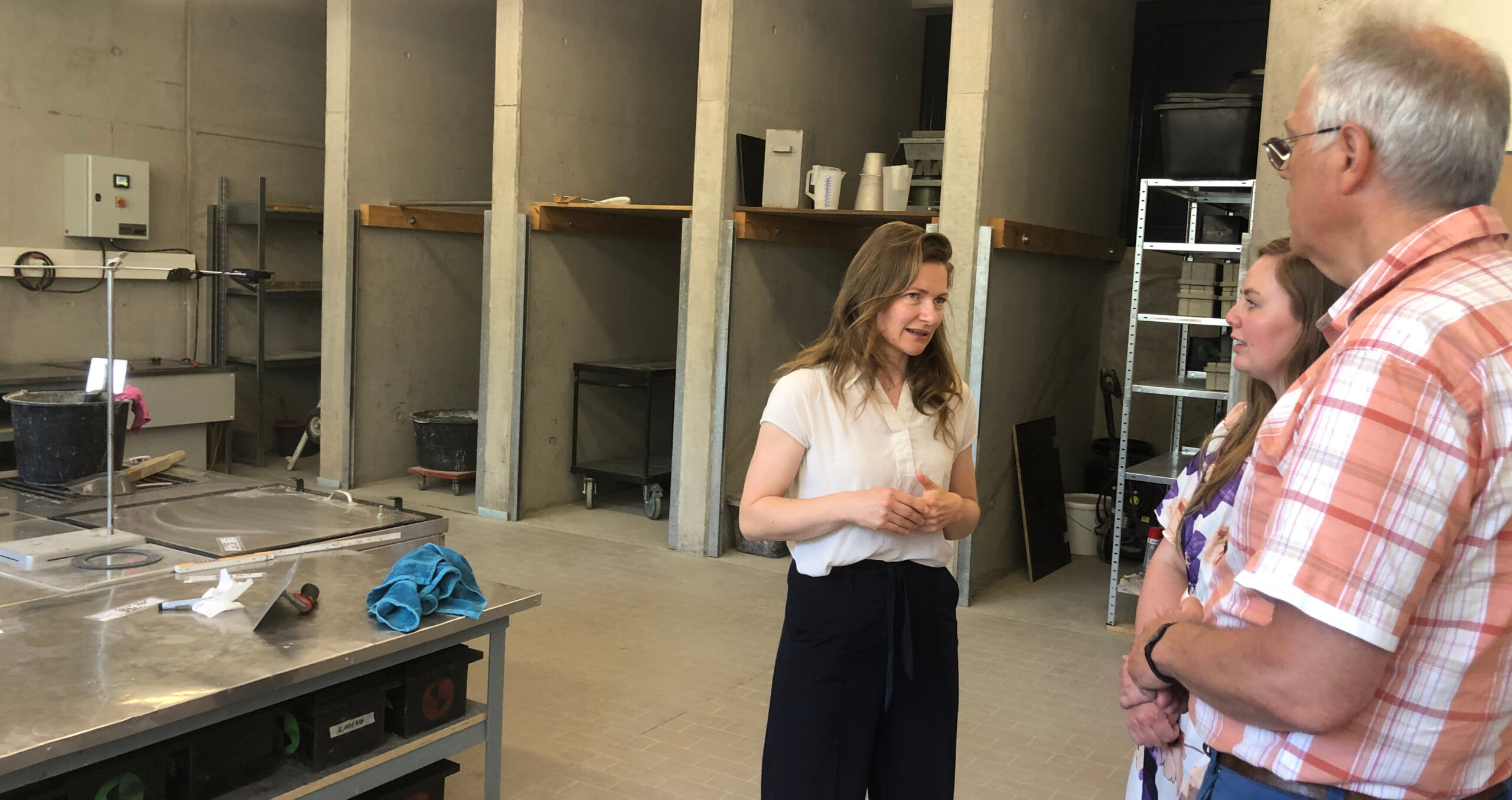 Gemeinsam mit meiner Fraktionskollegin Ricarda Budke habe ich Sonocrete in Cottbus besucht. Die kaufmännische Geschäftsführerin Nora Baum erläuterte uns, wie das von dem Start-up entwickelte Verfahren funktioniert, dass zu weniger Zementbedarf bei der Betonproduktion führt.