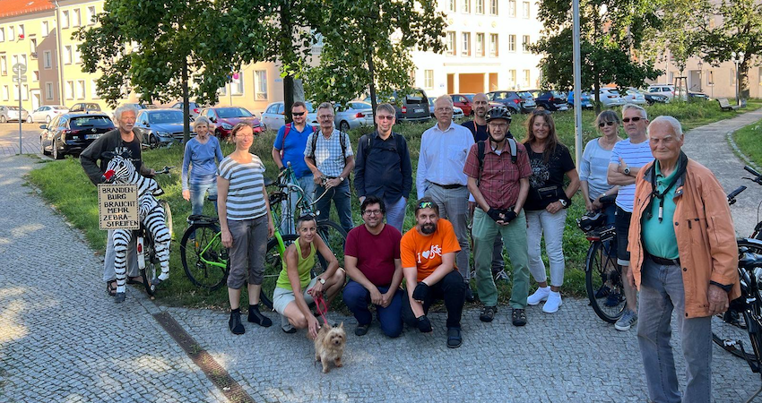 Die Gruppe der Teilnehmenden unserer Radtour vor der Wildblumenwiese am Paulikloster.