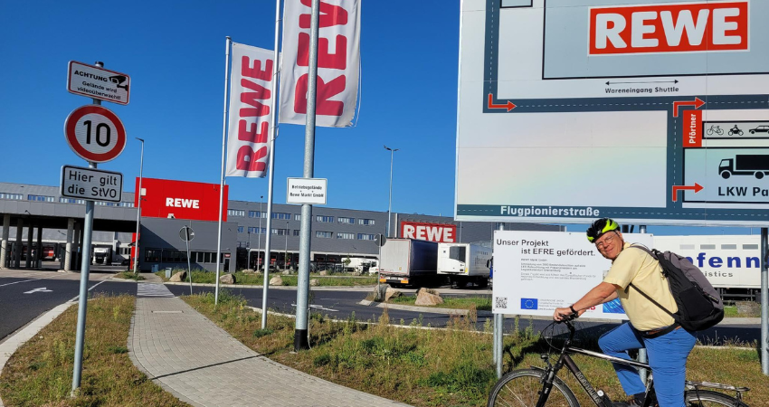 Heiner Klemp vor dem REWE Zentrallager in Oranienburg