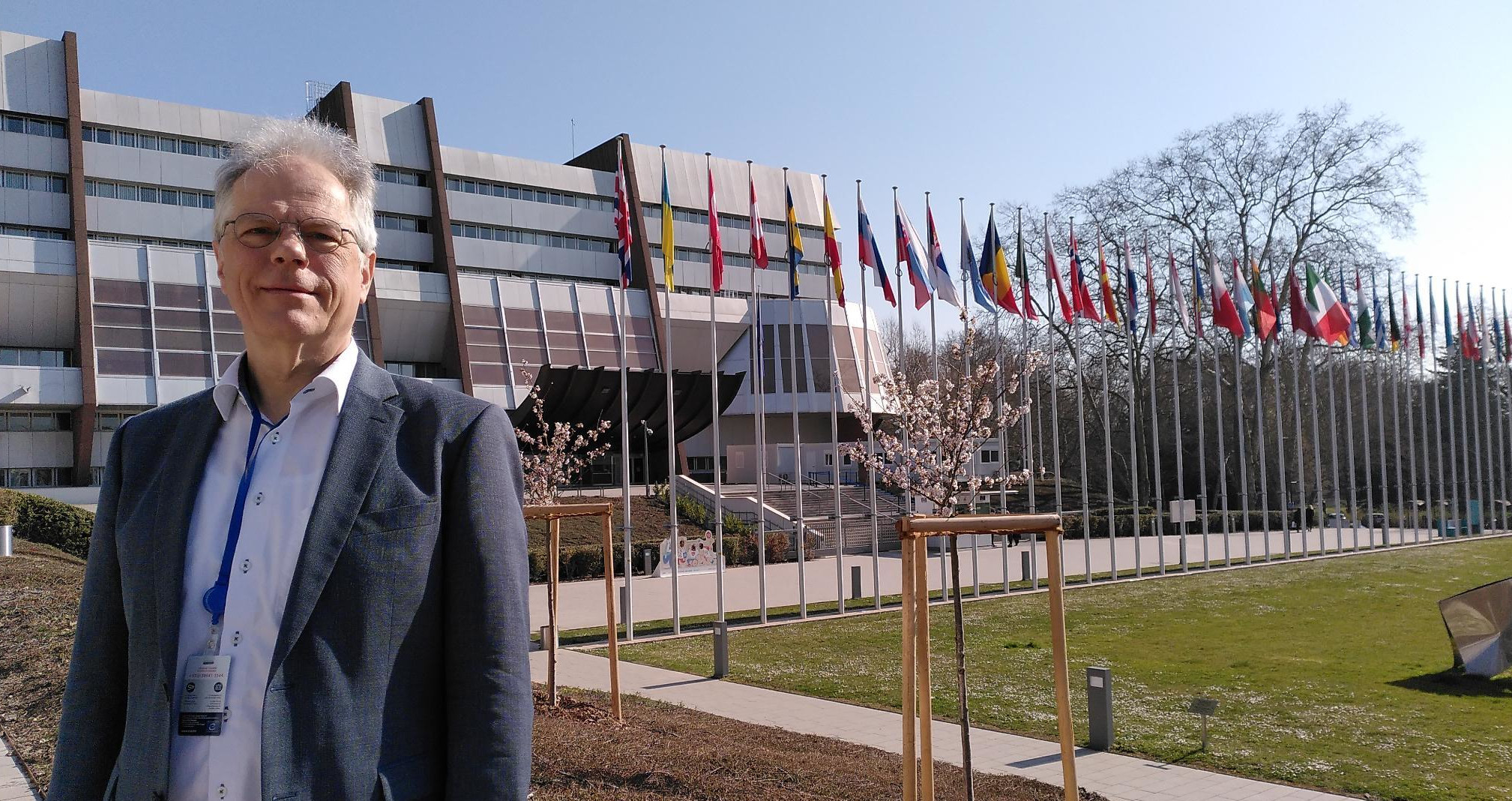 Heiner Klemp vor dem Europapalast in Straßburg, dem Sitz des Europarats.