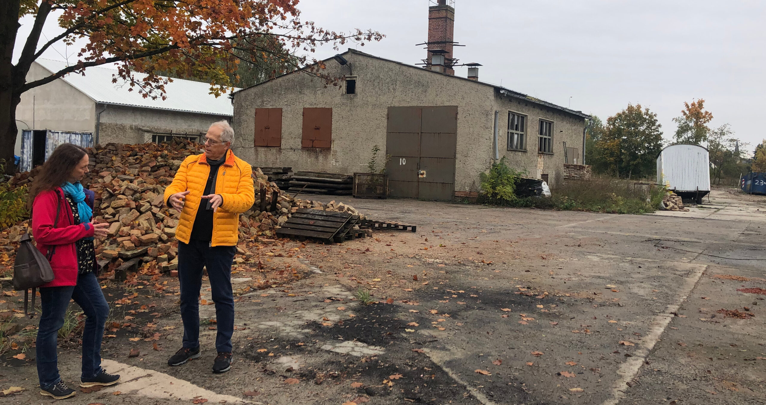 Freie Sicht vom Nachbargrundstück: Heiner Klemp und Katrin Kittel beim Vor-Ort-Termin im Oktober 2023.